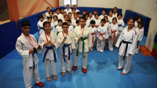 Bölgenin ilk kadın karate antrenörü Ayşe Meryem Yazar, Bitliste kız çocuklarına eğitim veriyor
