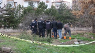 Boş arazide dua eden şahıs ekipleri harekete geçirdi