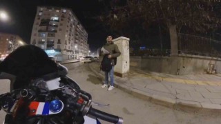 Böyle inat görülmedi: Vanlı gençlerin ‘önce sen geç inadı bir saat sürdü