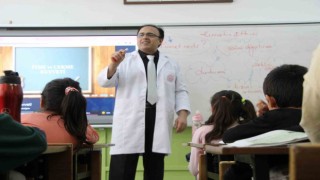 Boyu kısa diye neredeyse okula almayacaklardı, yılın öğretmeni seçildi