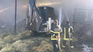 Burdur’da çiftlikte çıkan yangında tonlarca saman balyası zarar gördü