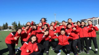 Burdurda kurulan kadın futbol kulübü sahaya indi