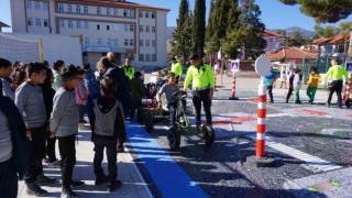 Burdurlu öğrenciler trafik parkında hem öğrendiler hem eğlendiler