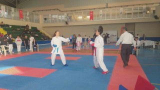 Burhaniyeli karateciler madalyalarla döndü