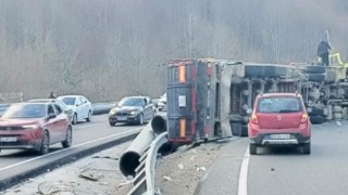 Bursada boru yüklü tır devrildi: 1 yaralı