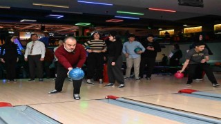 Bursada liseliler bowlingle stres atıyor