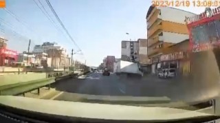 Bursada sinyal vermeden şerit değiştiren otomobil faciaya neden oluyordu