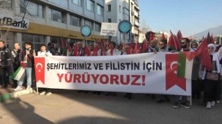 Bursada üniversite öğrencileri şehitler ve Filistin için yürüdü