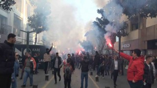 Büyükşehir adayına seçim çalışmasında meşaleli coşkulu karşılama