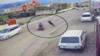 Çarpışmanın etkisiyle motosiklet sürücüsü ve yaya havaya uçtu