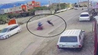 Çarpışmanın etkisiyle motosiklet sürücüsü ve yaya havaya uçtu