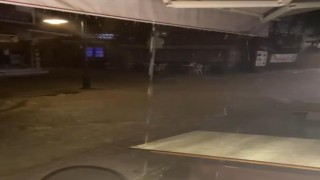 Çeşmede şiddetli yağış etkisini gösterdi