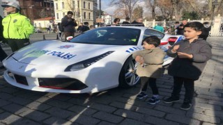 Çeteden ele geçirilen ultra lüks araç polis otosu olarak Sultanahmette sergilenmeye devam ediliyor