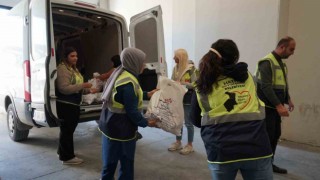 Çiftçi, depremzede vatandaşlara 2 ton mandalina dağıttı
