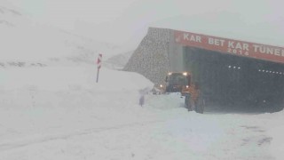 Çığ nedeniyle kapanan Van-Bahçesaray karayolu ulaşıma açıldı
