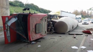 Çimento yüklü tanker devrildi: 1 yaralı