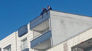 Cizrede iki arkadaş intihar etmek için çıktıkları binadan ikna edilerek indirildi