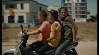 Çocukları önce oyunculuğa hazırladı, sonra filmde oynattı