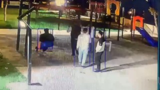 Çocukların oyun gruplarının ve güvenlik kamerasının kırıldığı anlar kamerada