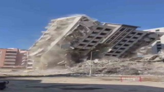 Çökme riskine karşı çevresindeki ağır hasarlı binalar boşaltılmıştı, 15 katlı bina böyle yerle bir oldu