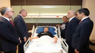 Cumhurbaşkanı Erdoğan, Türk Metal Sendikası Başkanı Kavlak ve AK Partili Özcanı hastanede ziyaret etti
