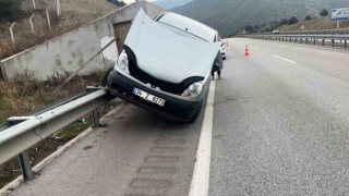 D100de kontrolden çıkan hafif ticari araç bariyerde asılı kaldı