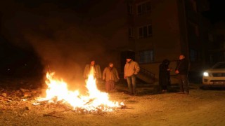 Deprem korkusuyla kendini sokağa atan vatandaşlar ateş yakarak ısındı