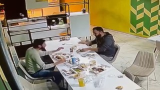 Depremde herkes kaçtı, onlar yemeğe devam etti