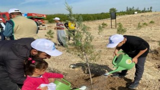 Depremzede çocuklar fidan dikti