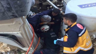 Devrilen beton mikserinde sıkışan sürücüyü itfaiye kurtardı