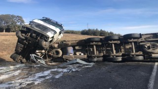 Devrilen kimyasal toz yüklü tır yolu kapattı