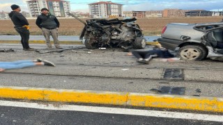 Direğe çarpan araç ikiye bölündü: 1 ölü, 1i ağır 3 yaralı