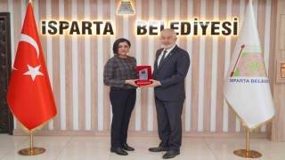 Diş hakimlerinden Başkan Başdeğirmene deprem bölgesi hizmet plaketi