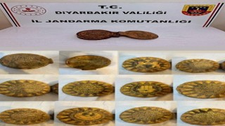 Diyarbakırda 1400 yıllık İbranice altın yazmalı dini motifli deri kitap ele geçirildi