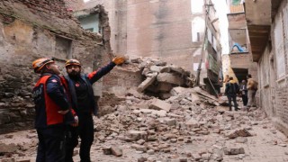 Diyarbakırda boş bina kendiliğinden çöktü