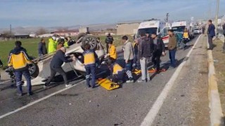 Diyarbakırda hafriyat kamyonu otomobille çarpıştı: 1i ağır 3 yaralı
