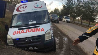 Diyarbakırda hastaneden ilçeye dönen ambulans kaza yaptı: 1 yaralı