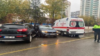 Diyarbakırda kavşağa kontrolsüz giren iki otomobil çarpıştı: 1 yaralı