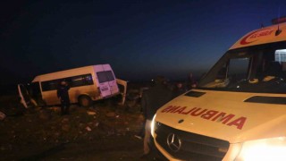 Diyarbakırda otomobile çarpan minibüs yol kenarına savruldu: 7 yaralı