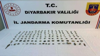 Diyarbakırda tarihi eser operasyonu: Asurlara ait sikke ve malzemeler ele geçirildi