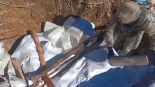 Diyarbakırda terör operasyonunda yaşam malzemeleri ve 452 kilo esrar ele geçirildi