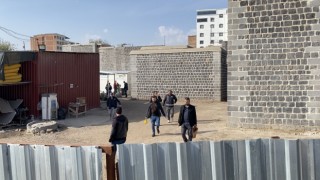 Diyarbakırda üstüne duvar düşen işçi hayatını kaybetti