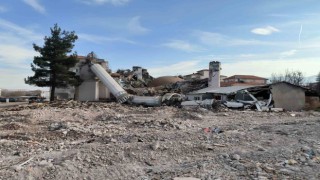 Doğanşehirde ağır hasarlı yapıların yıkımı sürüyor