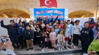 Doğum yaptırdığı 2 bin 500 çocuğun ilk giydiği ayakkabıları sergiledi