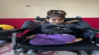 Doğuştan engelli Rabia akülü sandalye ile dışarıya çıkabilecek