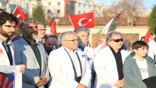 Doktorlar ve sağlık çalışanları İsraili protesto etti