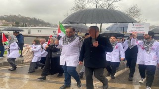 Doktorlardan Gazze için kanlı önlükle yürüdü