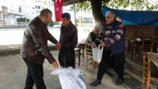 Dökülen limonları toplayıp vatandaşlara dağıttılar