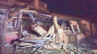 Edirnede kerpiç ev çöktü, yaşlı kadın son anda kurtuldu