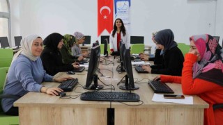 Edremit Belediyesinin kurslarında kadınlar hem meslek öğreniyor hem de aile bütçelerine katkı sağlıyor